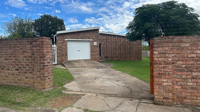 To Let 3 Bedroom Property for Rent in Komani Park Eastern Cape